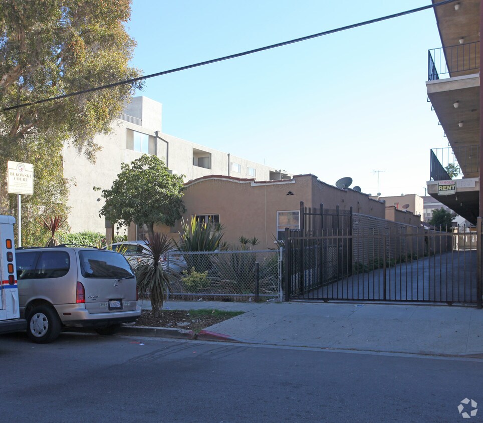 Building Photo - 5124 De Longpre Ave