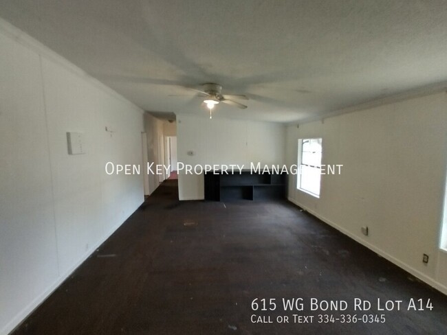 Foto del edificio - This large 4 bedroom, 2 bath mobile home i...