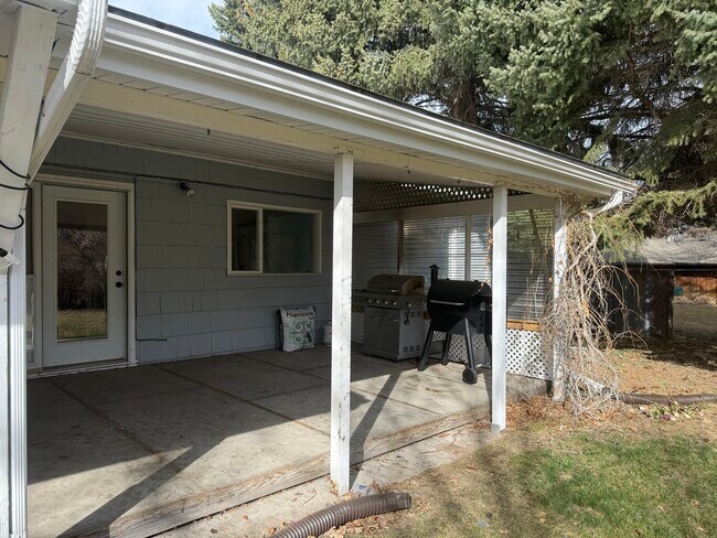 Building Photo - 704 N 17th Ave