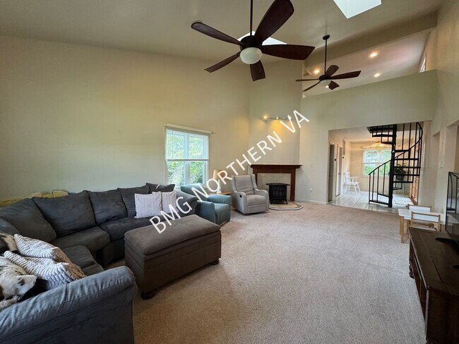 Foto del edificio - 8903 Tudor Ln
