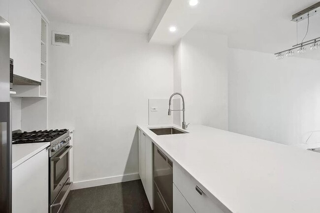 Building Photo - 30 W 61st St