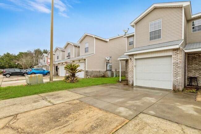 Foto del edificio - Exquisitely Renovated End Unit Townhome Ju...