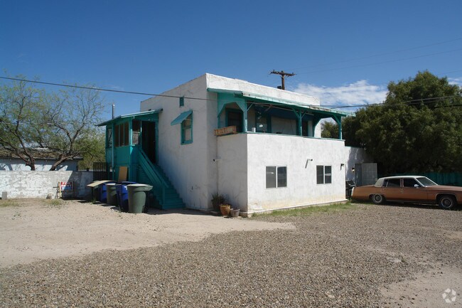 Building Photo - 1702 E 8th St