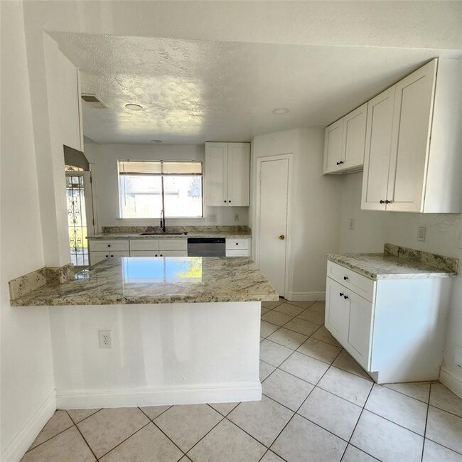 Building Photo - 8826 Lakeside Forest Dr