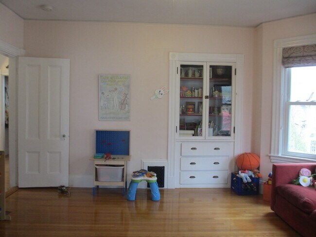 Building Photo - 18 Claflin Pl