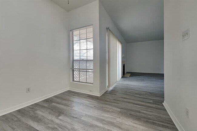 Foto del edificio - 6500 Harbor Town Dr