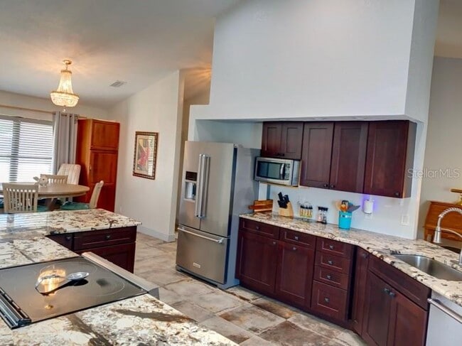 Foto del edificio - 572 Belvedere Ct