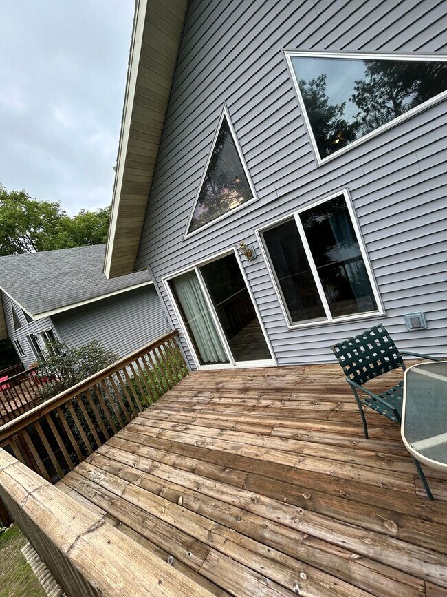 Building Photo - 4 Bed, 2 Bath Year Round Cabin available! ...