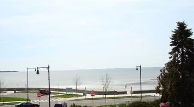 Foto del edificio - Life is better by the beach! Beach side townhouse 3bed 2.5 bath 1 garage,  master suite with priv...