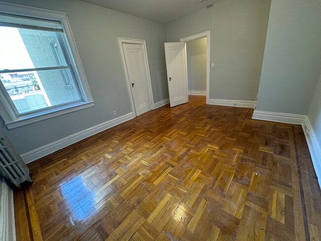Foto del edificio - 5915 Boulevard E