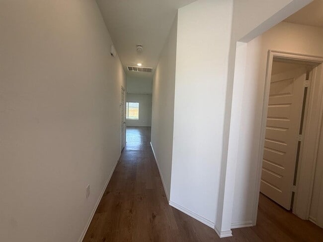 Foto del edificio - 16213 Maroon Dr