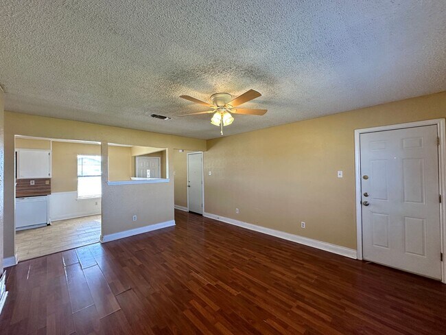 Building Photo - Viewable Now!