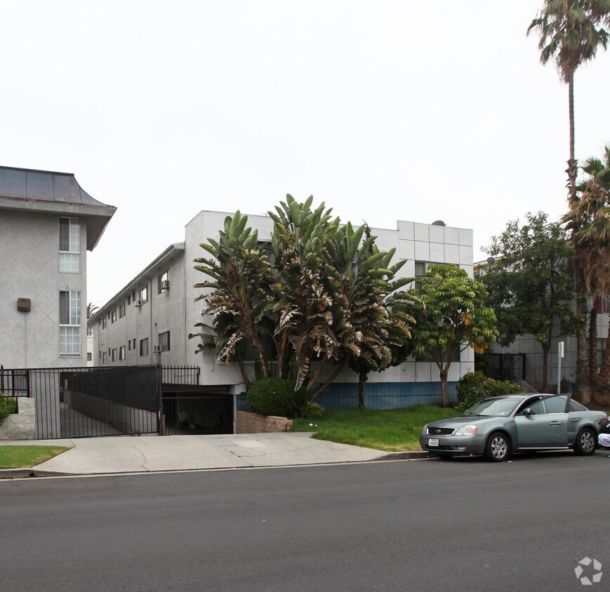 Primary Photo - 414 S St Andrews Pl