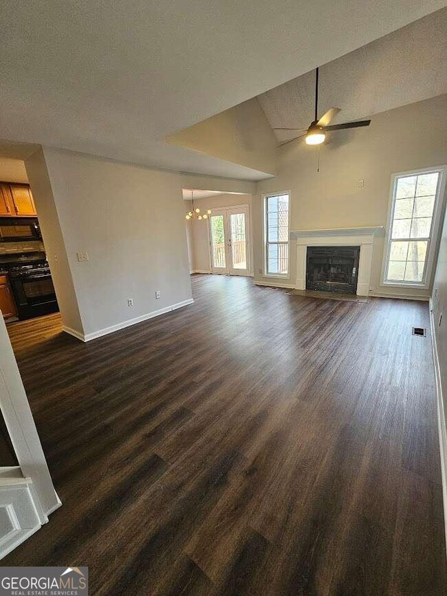 Building Photo - 915 Edgewater Cir