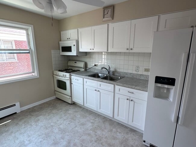Building Photo - 2221 S 17th Ave