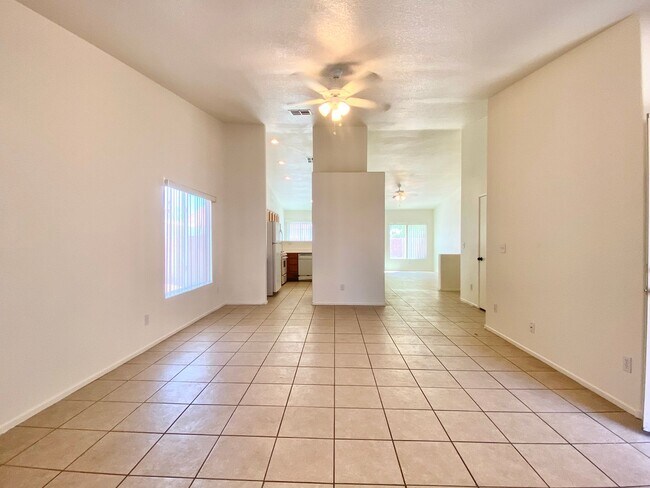 Building Photo - Spacious one-story single-family house