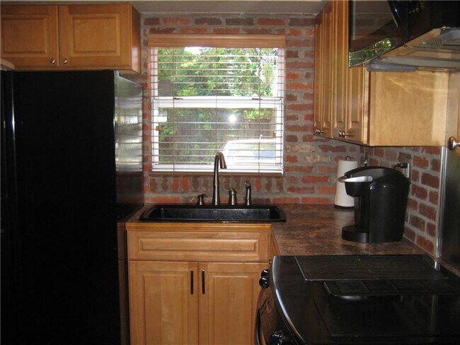 Building Photo - 1541 NE 34th Ct
