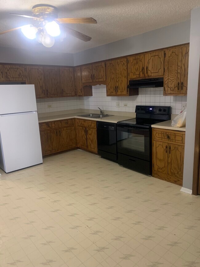 214 Madison St Unit 214 apartment 2B, Joliet, IL 60435 Condo for Rent
