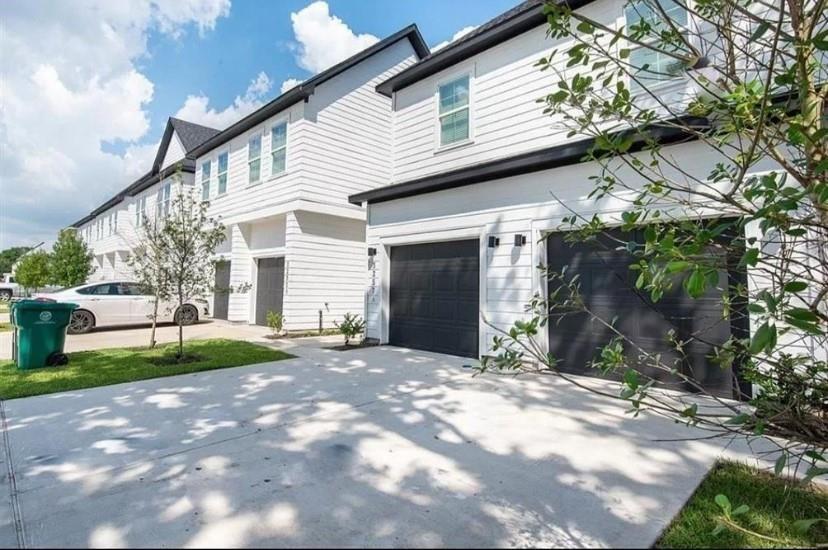 Foto principal - 3249 Real St