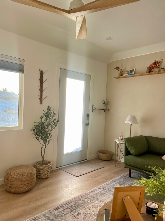 Natural light everywhere - 4661 Berwick Dr