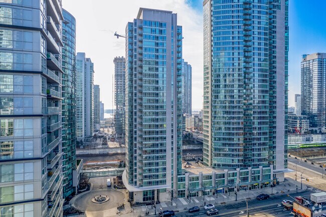 Building Photo - Apex