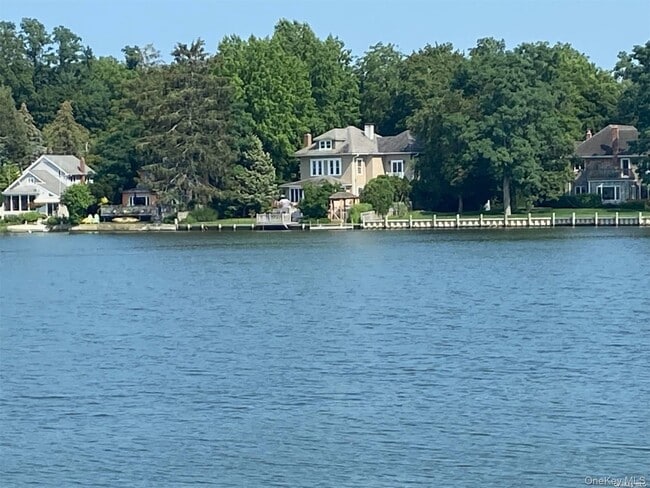 Building Photo - 51 Centershore Rd