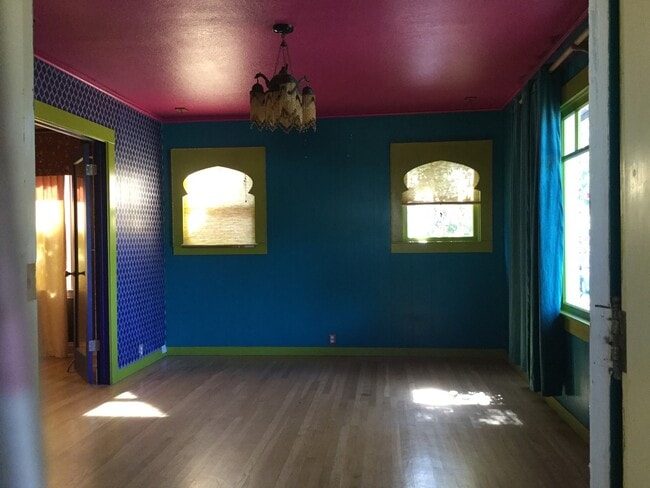 Photo - Charming 2 bedroom 1 Bath Close to Midtown! House
