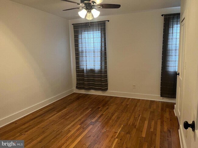 Foto del edificio - 1231 W 37th St