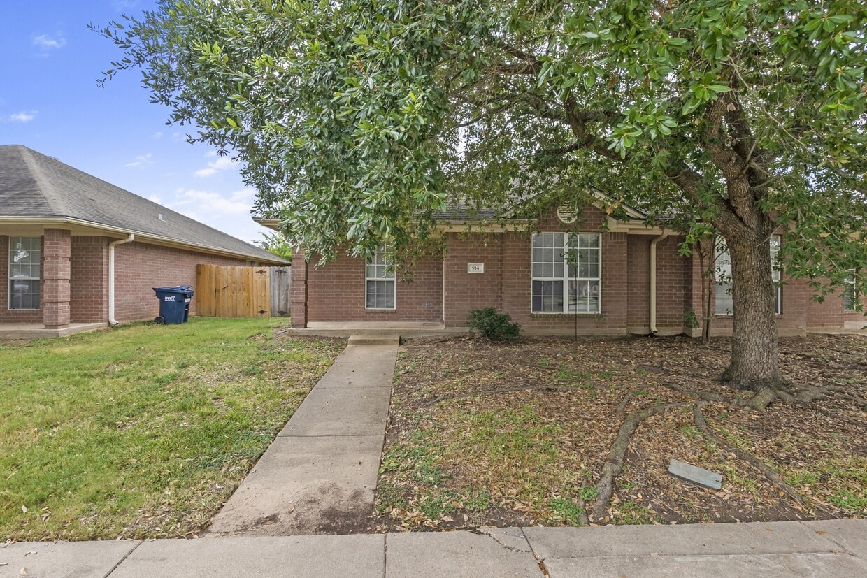 Foto principal - 912 Willow Pond St