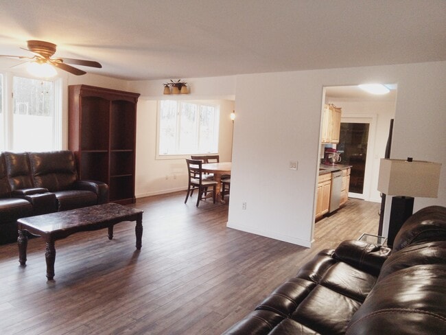 Foto del edificio - 2400 Richards Ct