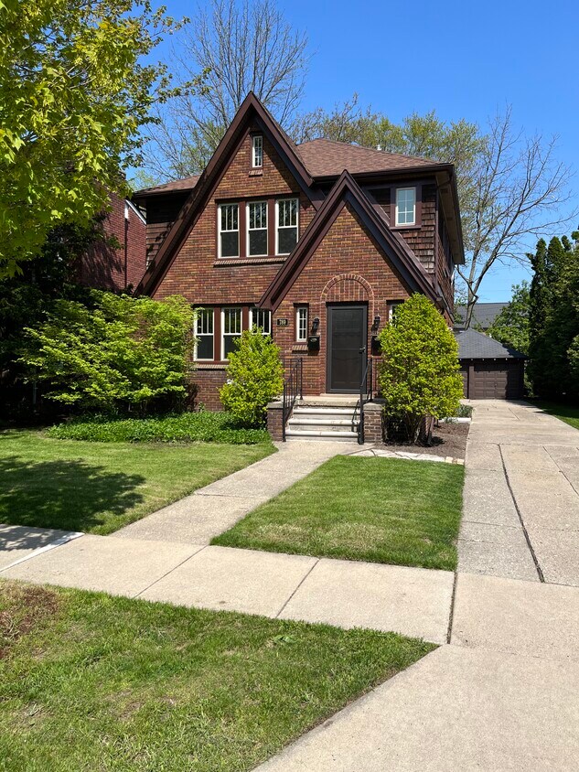 Primary Photo - 789 Henrietta St
