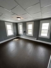Building Photo - 552 Main St