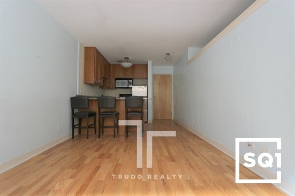 Building Photo - 639 W Wrightwood Ave