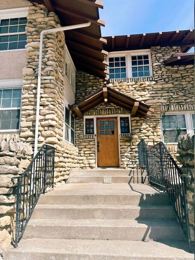 Building Photo - OVER 3700 SQUARE FEET OF BEAUTIFUL!!!  A m...