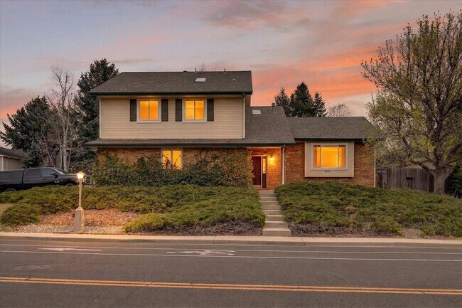 Foto del edificio - 4BR/4BA Updated Home with Finished Basement Suite & Landscaped Yard
