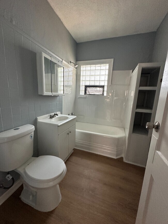 Foto del edificio - Freshly updated 3BR/1BA apartment in South Chicago