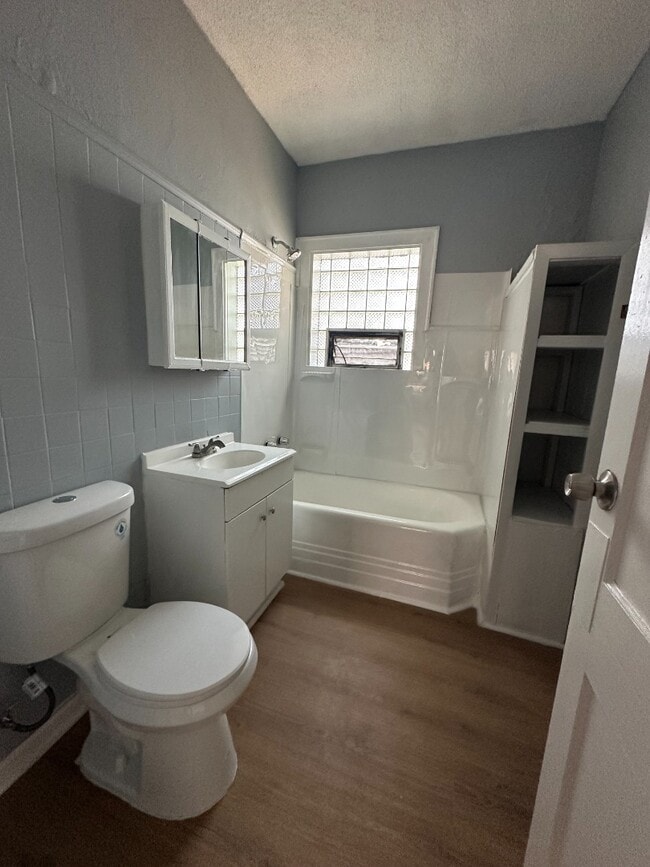 Foto del edificio - Freshly updated 3BR/1BA apartment in South...