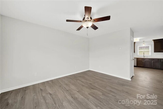 Foto del edificio - Fully Remodeled | 2BR/1.5BA Condo | Willowbrook