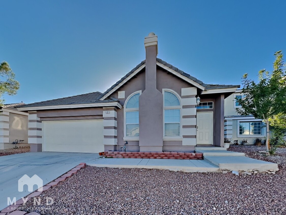 Foto principal - 121 Golf Course St