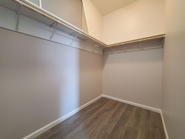 Foto del edificio - Remodeled 1 Bedroom Upper Apartment- Clinton