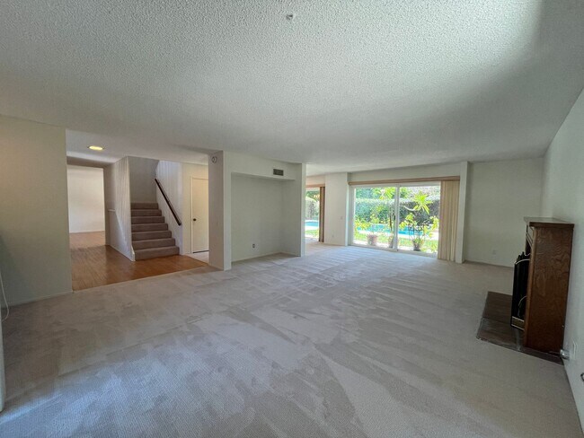 Foto del edificio - Westlake Village 4+2.5 w/pool, spa, green belt + lake access!