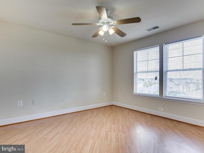 Foto del edificio - 12828 Clarksburg Square Rd