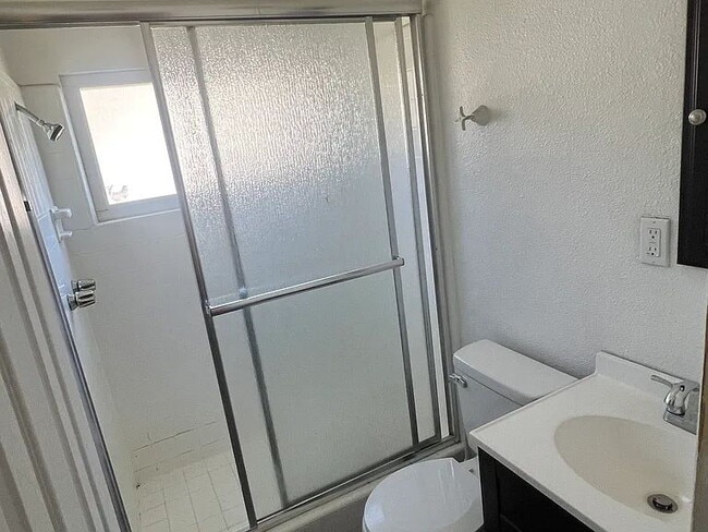 Building Photo - Don't miss out on this beautiful and spaci...