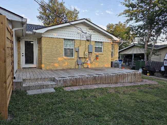 Building Photo - 803 Debus Dr