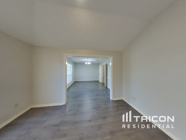 Building Photo - 1402 Baker Dr
