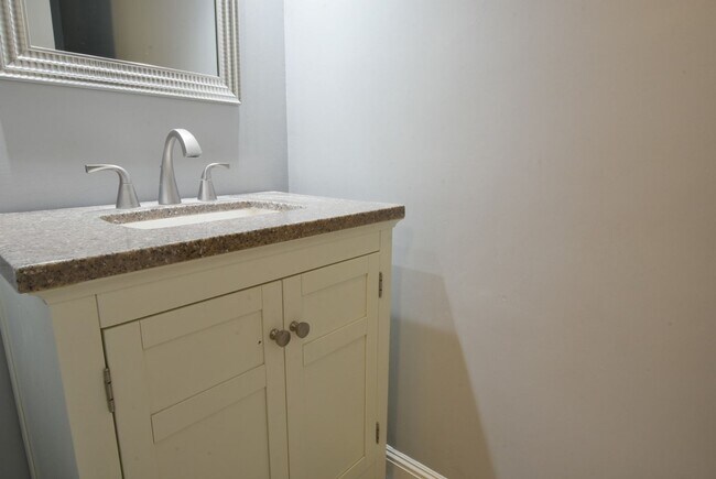 Foto del edificio - Beautiful 3 Bedroom 2.5 Bath End Unit Town...