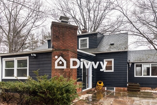 Building Photo - 145 N Strawberry Ln