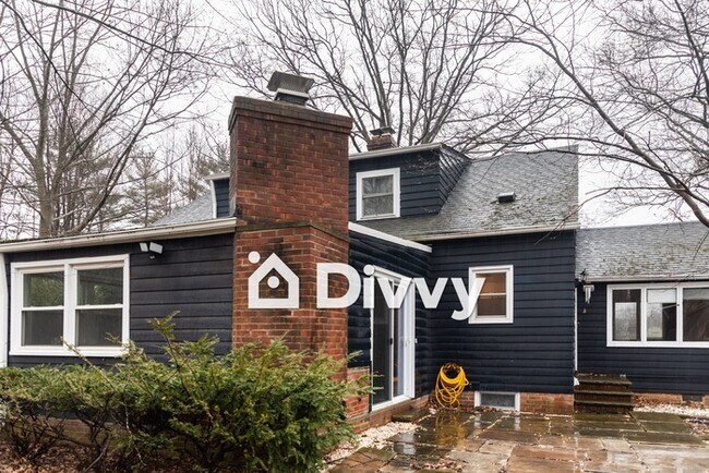 Foto del edificio - 145 N Strawberry Ln
