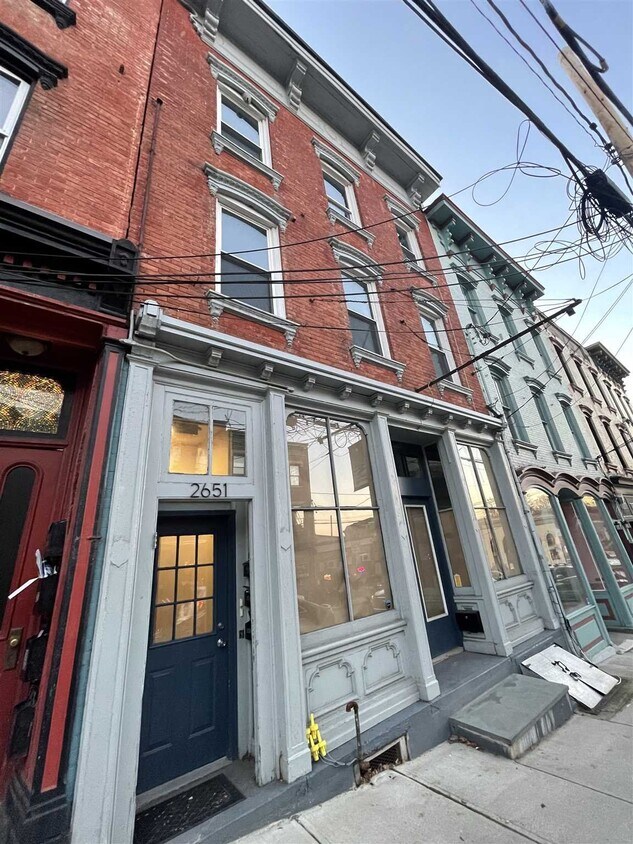 Primary Photo - 2651 E Main St