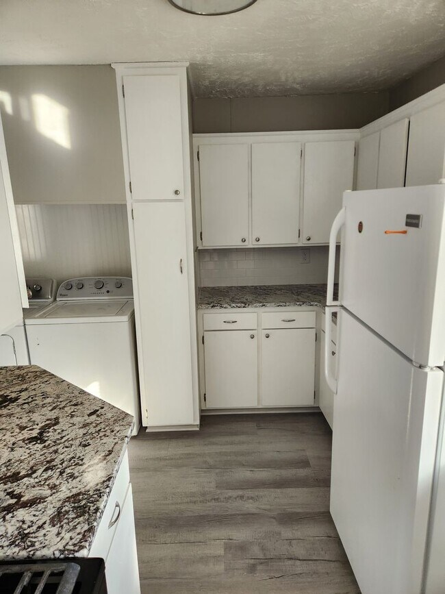 Building Photo - 3 bed, 2 bath, 1 car garage Newly remodeled with fenced backyard!